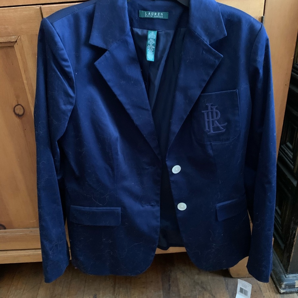 Women’s navy blue blazer with pockets.